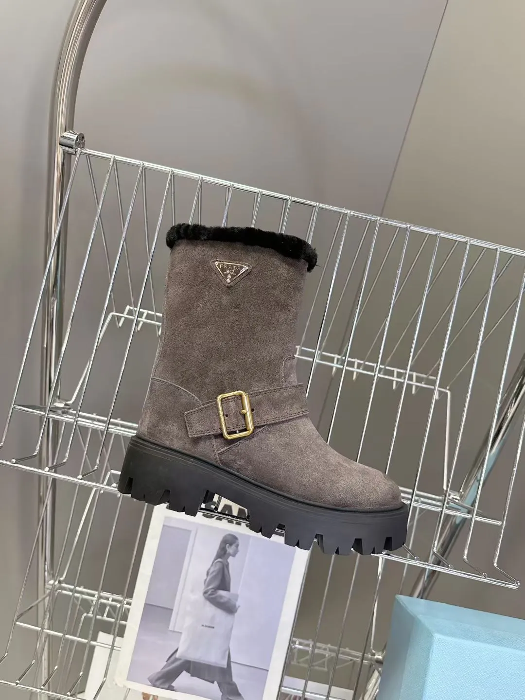 👟👟Ex-factory price 660👟👟 PRADA Prada's latest fall and winter triangular logo slip-on furry boots. There are many celebrities and Internet celebrities. A series that cannot be bought in winter. It is definitely this year's big hit. It is very good-looking. Simple upper design. Highly brand-recognizable triangle logo embellishment. Full of details. The upper foot is large and slim, and the legs are slim. This piece is just right. The outsole height is 5CM, which can instantly increase your height. It is a perfect tool for heightening. The whole series uses a variety of imported materials: polished and waxed calf leather, high mercerized cow suede, real wool lining, super warm, original combined rubber foam outsole, light and comfortable, Size: 35-41 (40 41 customized, non-refundable) 3044